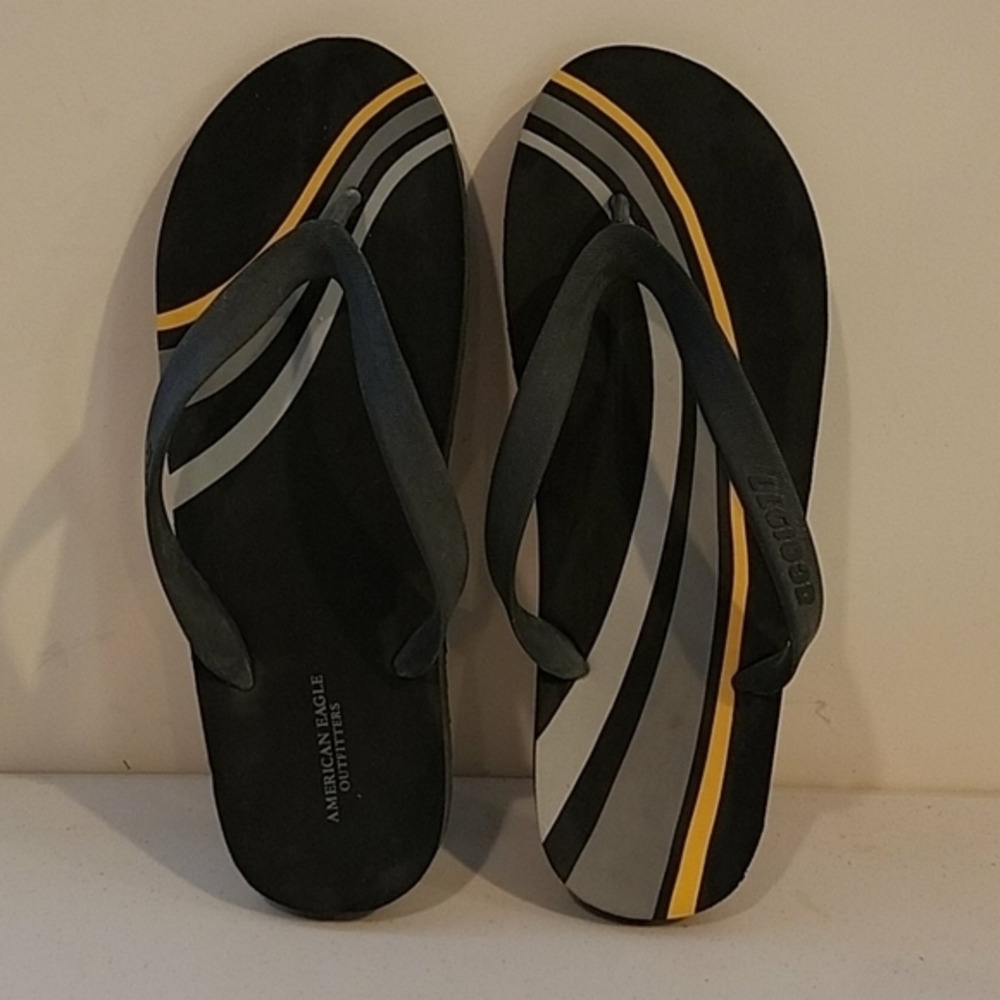 NEW - AMERICAN EAGLE GRAY FLIP FLOPS ( sz 11-12)